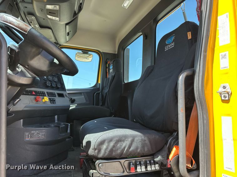 image for item EK0585 2021 Freightliner Cascadia 126 semi truck