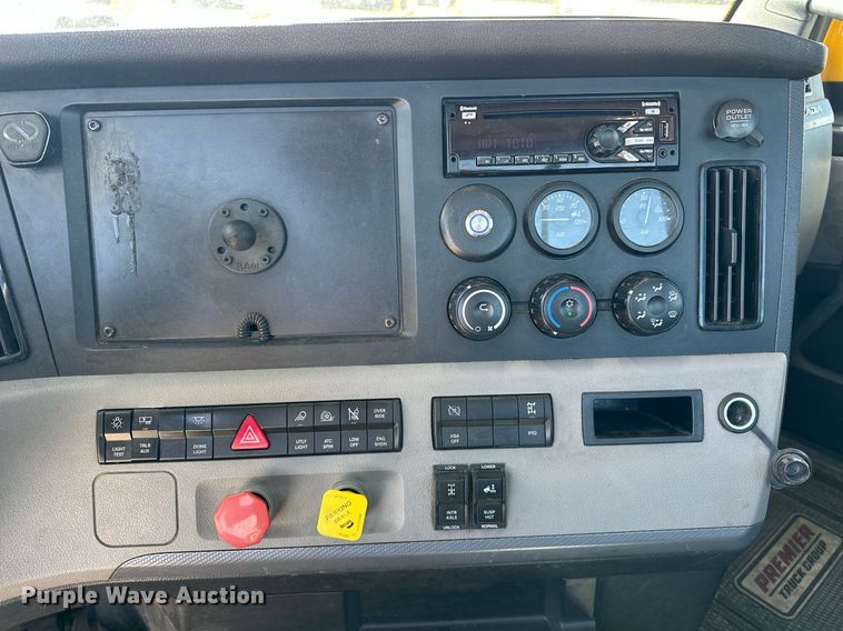 image for item EK0585 2021 Freightliner Cascadia 126 semi truck