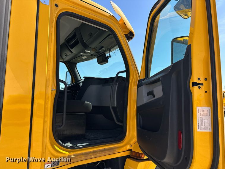 image for item EK0585 2021 Freightliner Cascadia 126 semi truck