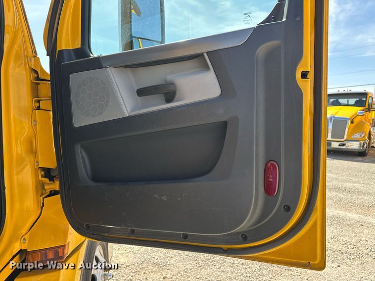 image for item EK0585 2021 Freightliner Cascadia 126 semi truck