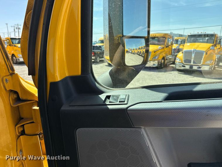 image for item EK0585 2021 Freightliner Cascadia 126 semi truck