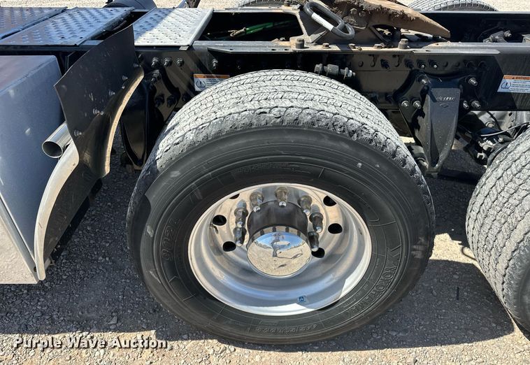 image for item EK0585 2021 Freightliner Cascadia 126 semi truck