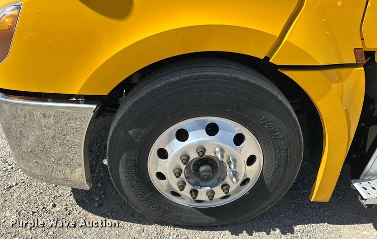 image for item EK0585 2021 Freightliner Cascadia 126 semi truck