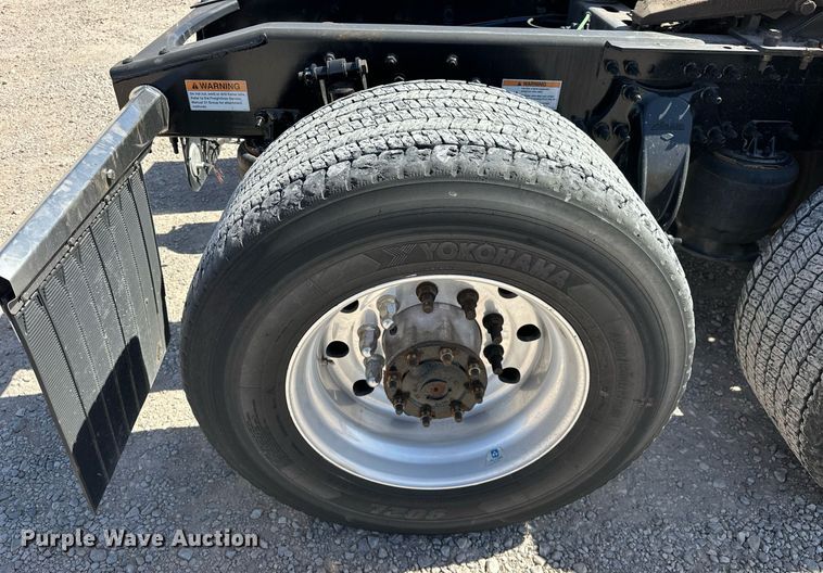 image for item EK0585 2021 Freightliner Cascadia 126 semi truck