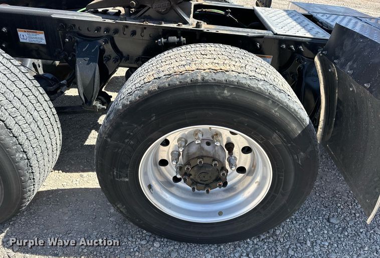 image for item EK0585 2021 Freightliner Cascadia 126 semi truck