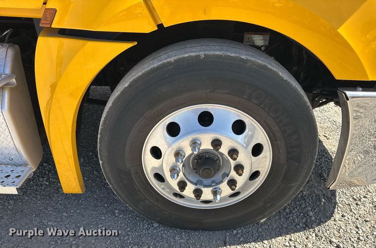 image for item EK0585 2021 Freightliner Cascadia 126 semi truck