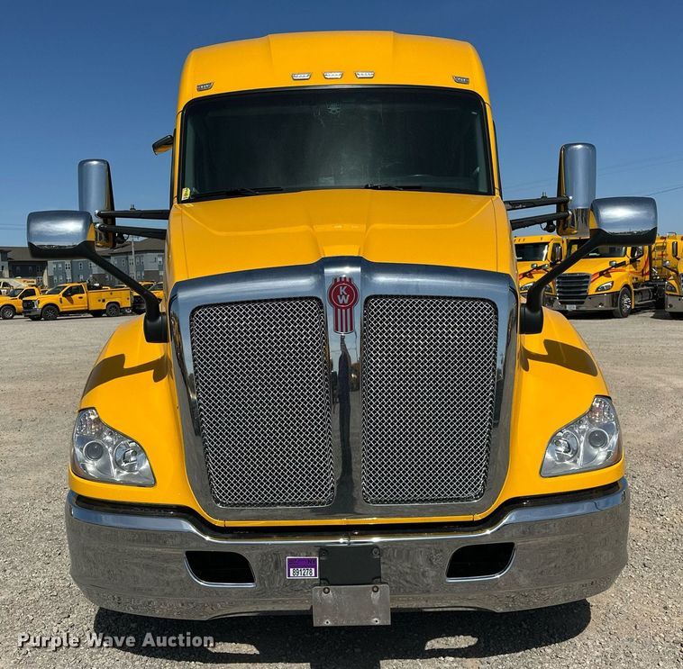 image for item EK0586 2021 Kenworth T680 semi truck