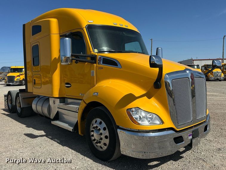 image for item EK0586 2021 Kenworth T680 semi truck