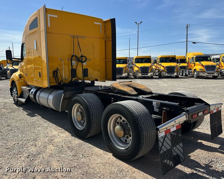 image for item EK0586 2021 Kenworth T680 semi truck