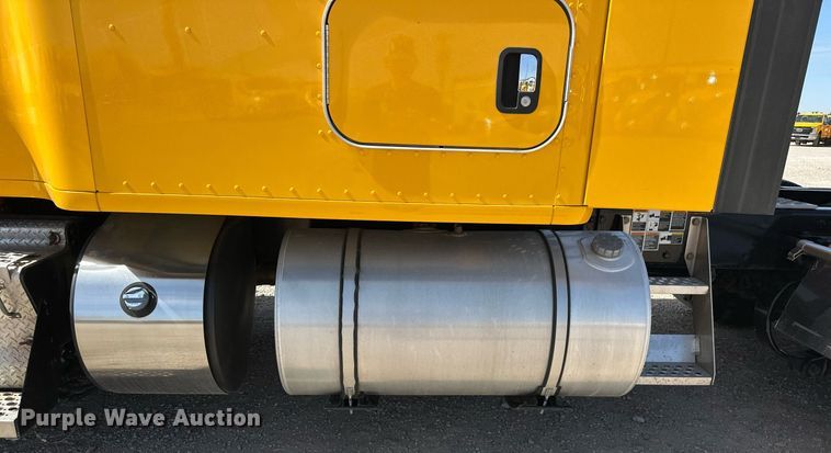 image for item EK0586 2021 Kenworth T680 semi truck