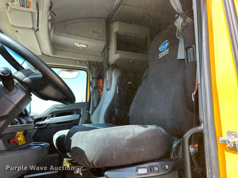 image for item EK0586 2021 Kenworth T680 semi truck