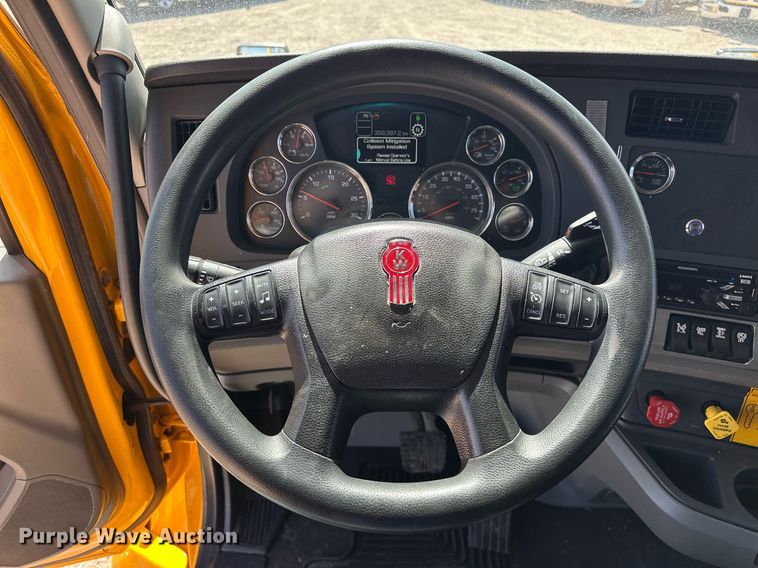 image for item EK0586 2021 Kenworth T680 semi truck