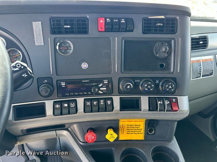 image for item EK0586 2021 Kenworth T680 semi truck