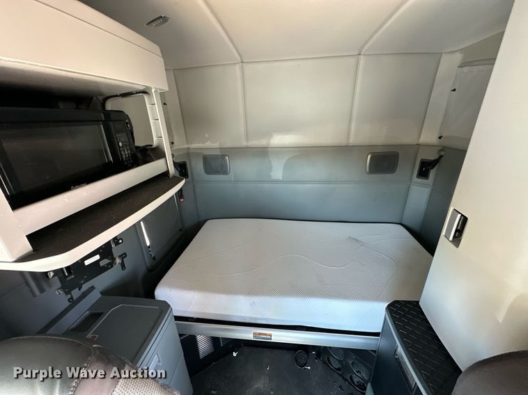 image for item EK0586 2021 Kenworth T680 semi truck