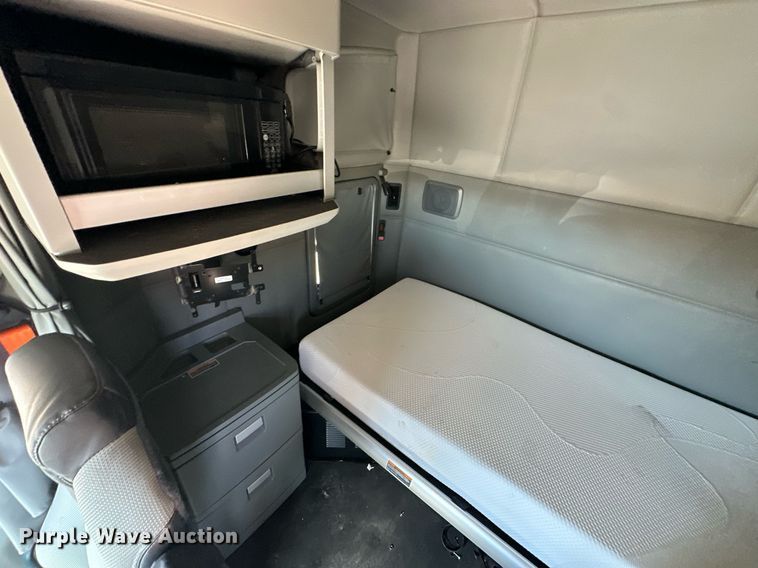 image for item EK0586 2021 Kenworth T680 semi truck