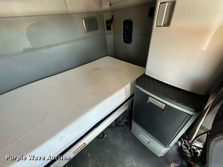 image for item EK0586 2021 Kenworth T680 semi truck