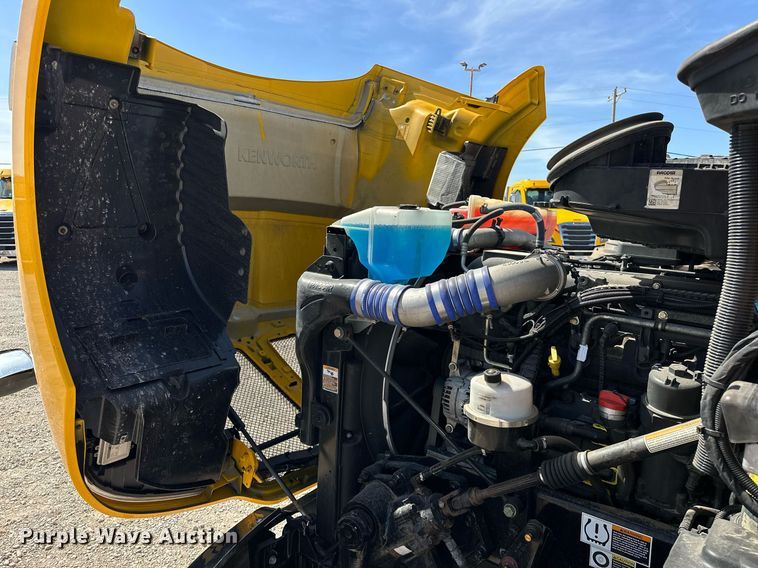 image for item EK0586 2021 Kenworth T680 semi truck