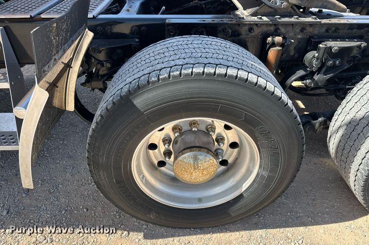 image for item EK0586 2021 Kenworth T680 semi truck