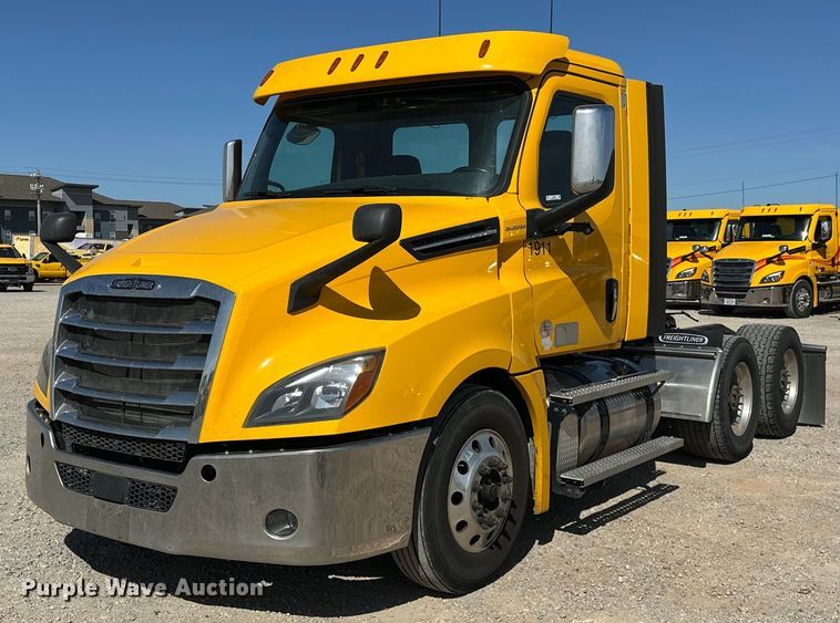 image for item EK0587 2020 Freightliner Cascadia 126 semi truck