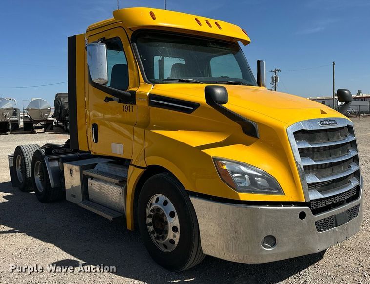 image for item EK0587 2020 Freightliner Cascadia 126 semi truck