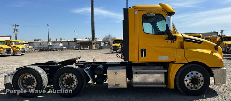 image for item EK0587 2020 Freightliner Cascadia 126 semi truck