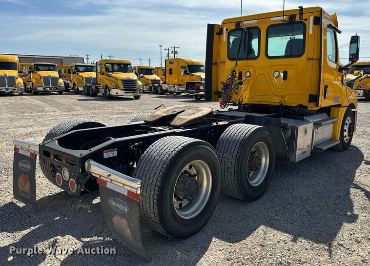 image for item EK0587 2020 Freightliner Cascadia 126 semi truck