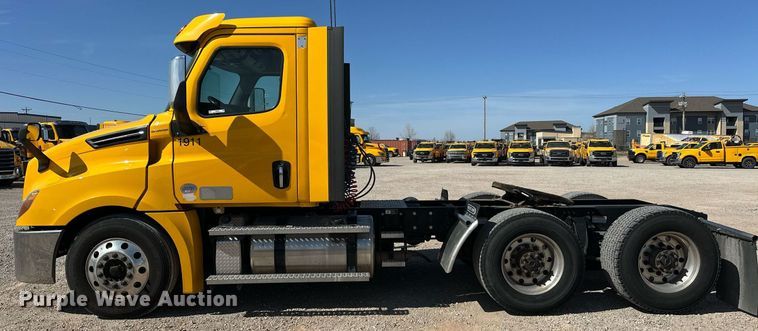 image for item EK0587 2020 Freightliner Cascadia 126 semi truck