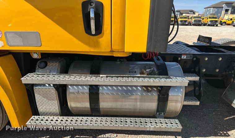 image for item EK0587 2020 Freightliner Cascadia 126 semi truck