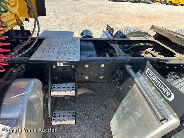 image for item EK0587 2020 Freightliner Cascadia 126 semi truck