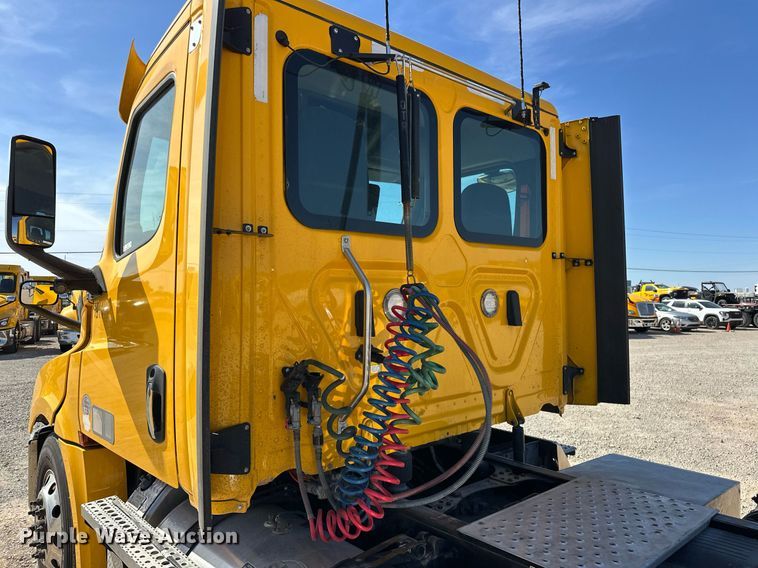 image for item EK0587 2020 Freightliner Cascadia 126 semi truck