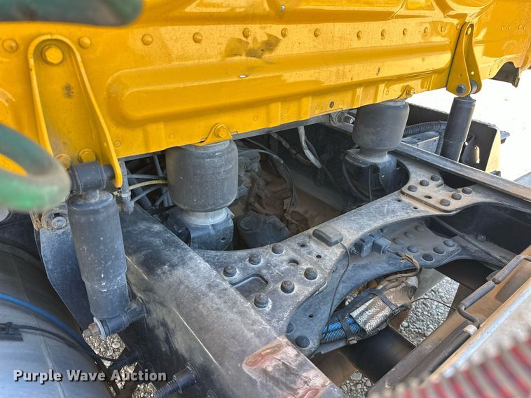 image for item EK0587 2020 Freightliner Cascadia 126 semi truck