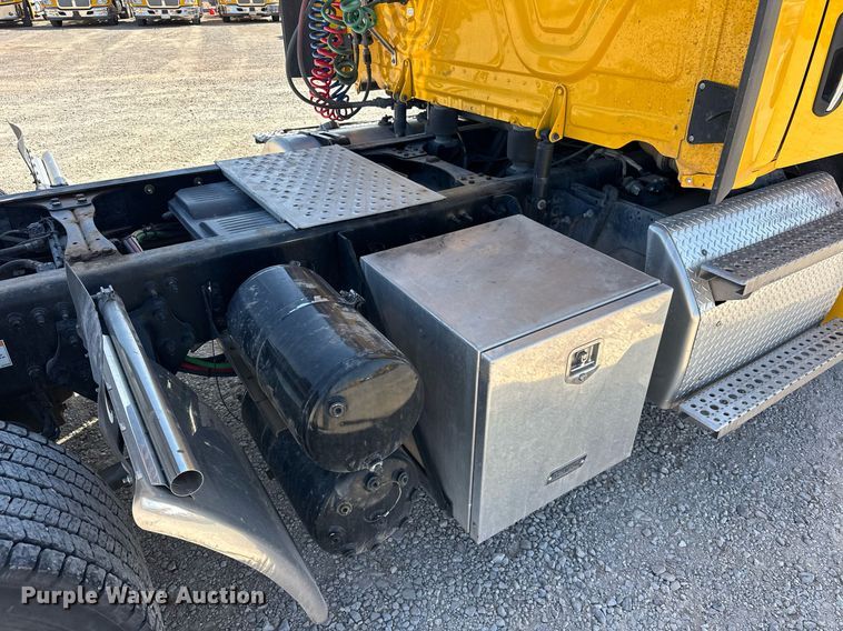 image for item EK0587 2020 Freightliner Cascadia 126 semi truck