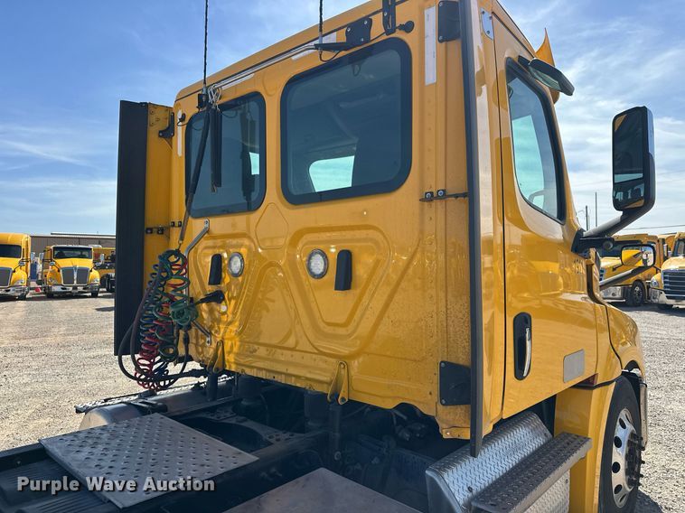 image for item EK0587 2020 Freightliner Cascadia 126 semi truck