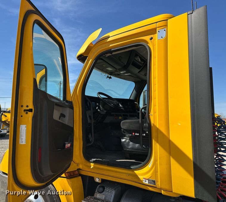 image for item EK0587 2020 Freightliner Cascadia 126 semi truck