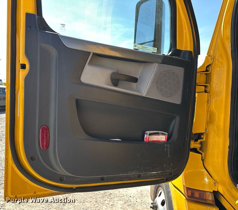 image for item EK0587 2020 Freightliner Cascadia 126 semi truck