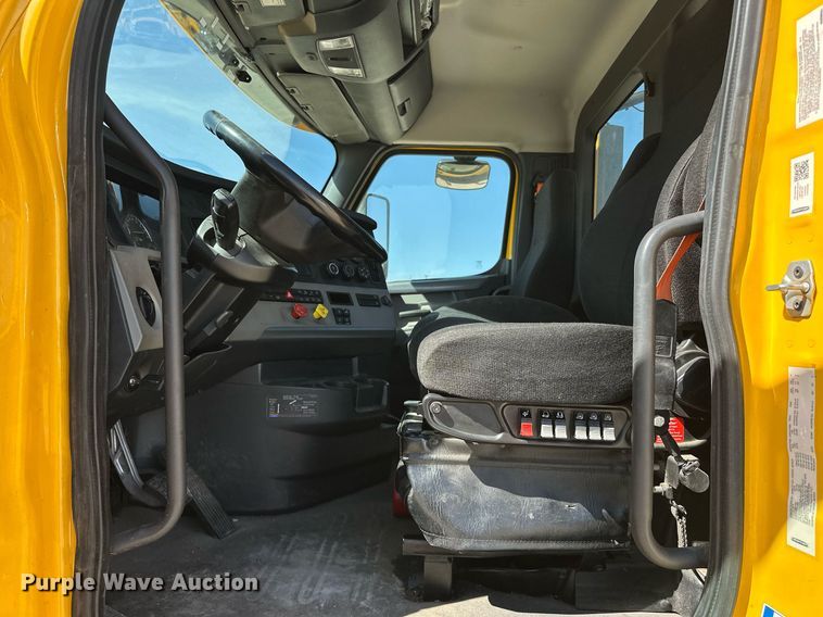 image for item EK0587 2020 Freightliner Cascadia 126 semi truck