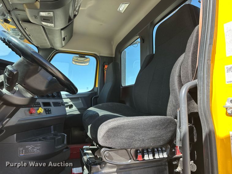 image for item EK0587 2020 Freightliner Cascadia 126 semi truck