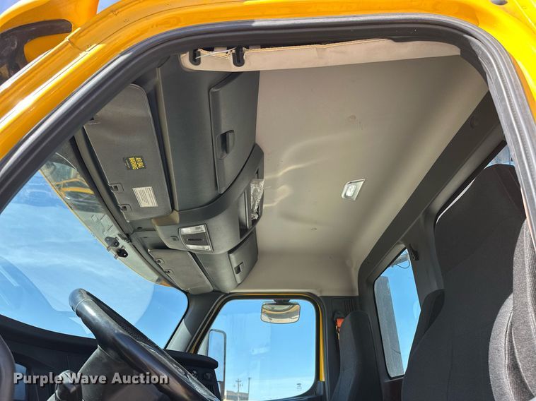 image for item EK0587 2020 Freightliner Cascadia 126 semi truck