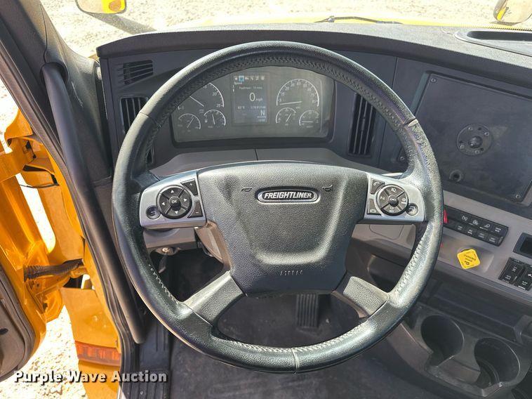 image for item EK0587 2020 Freightliner Cascadia 126 semi truck