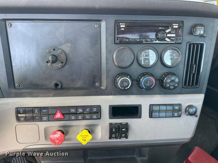 image for item EK0587 2020 Freightliner Cascadia 126 semi truck