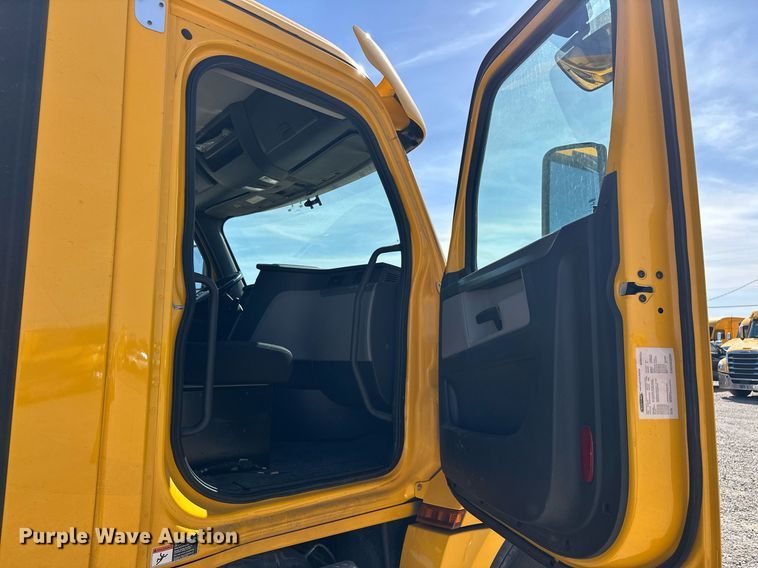 image for item EK0587 2020 Freightliner Cascadia 126 semi truck