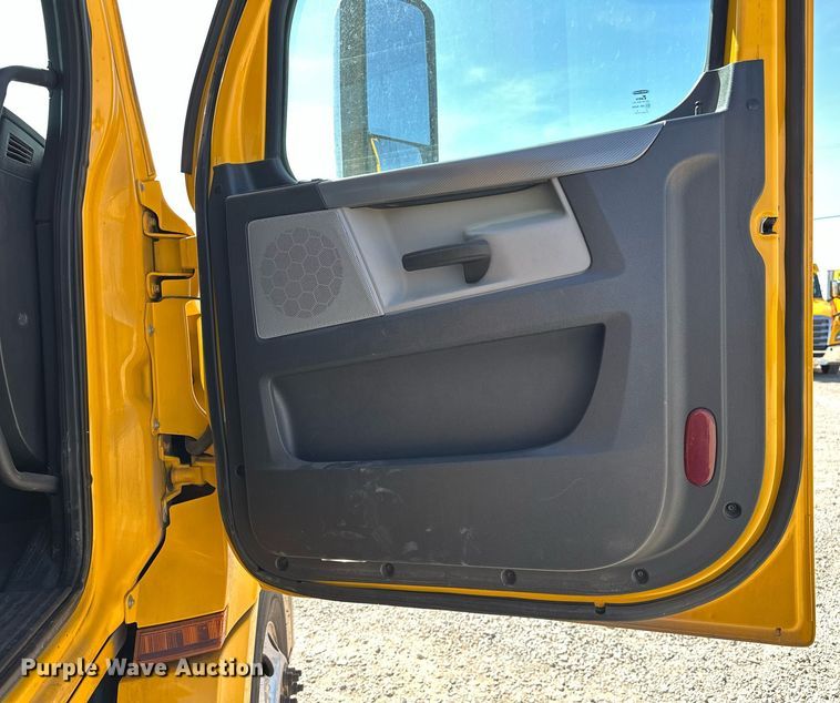 image for item EK0587 2020 Freightliner Cascadia 126 semi truck