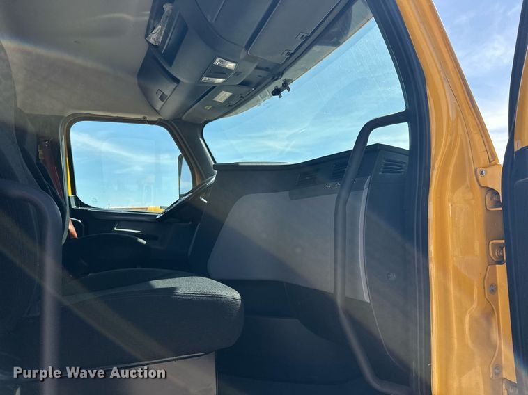 image for item EK0587 2020 Freightliner Cascadia 126 semi truck