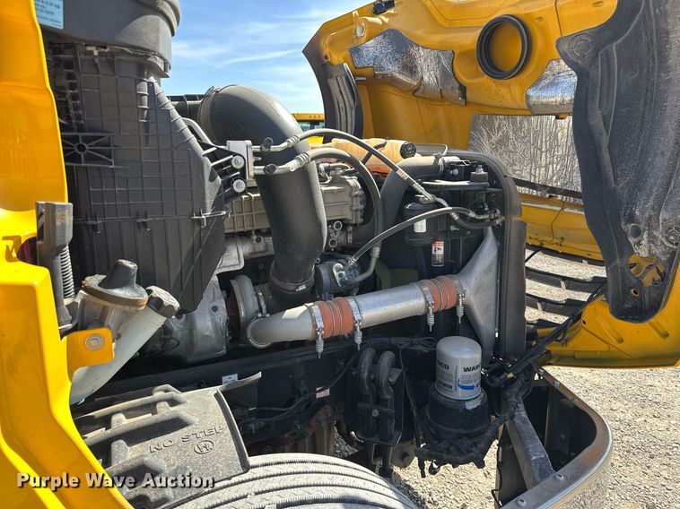 image for item EK0587 2020 Freightliner Cascadia 126 semi truck