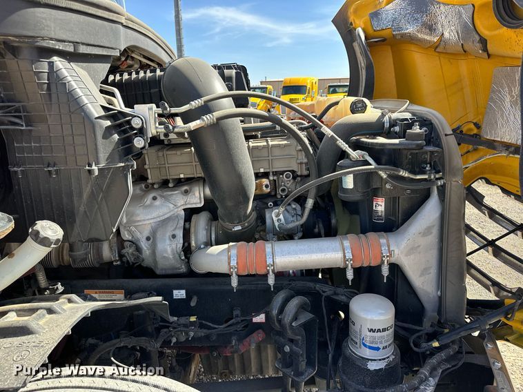 image for item EK0587 2020 Freightliner Cascadia 126 semi truck