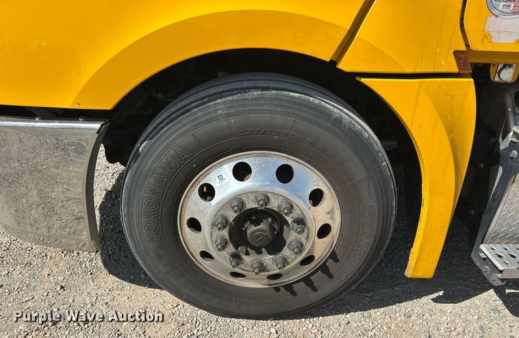 image for item EK0587 2020 Freightliner Cascadia 126 semi truck