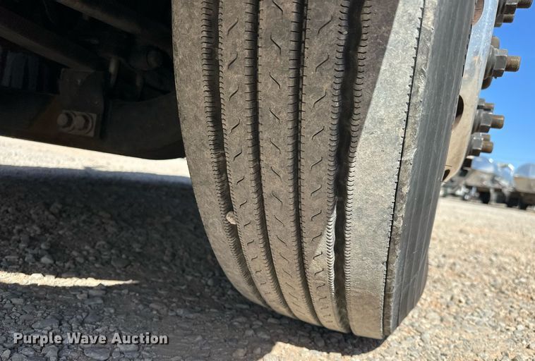 image for item EK0587 2020 Freightliner Cascadia 126 semi truck