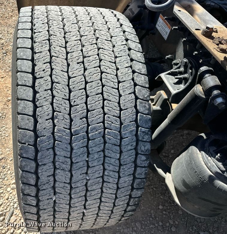 image for item EK0587 2020 Freightliner Cascadia 126 semi truck