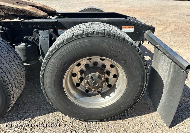 image for item EK0587 2020 Freightliner Cascadia 126 semi truck