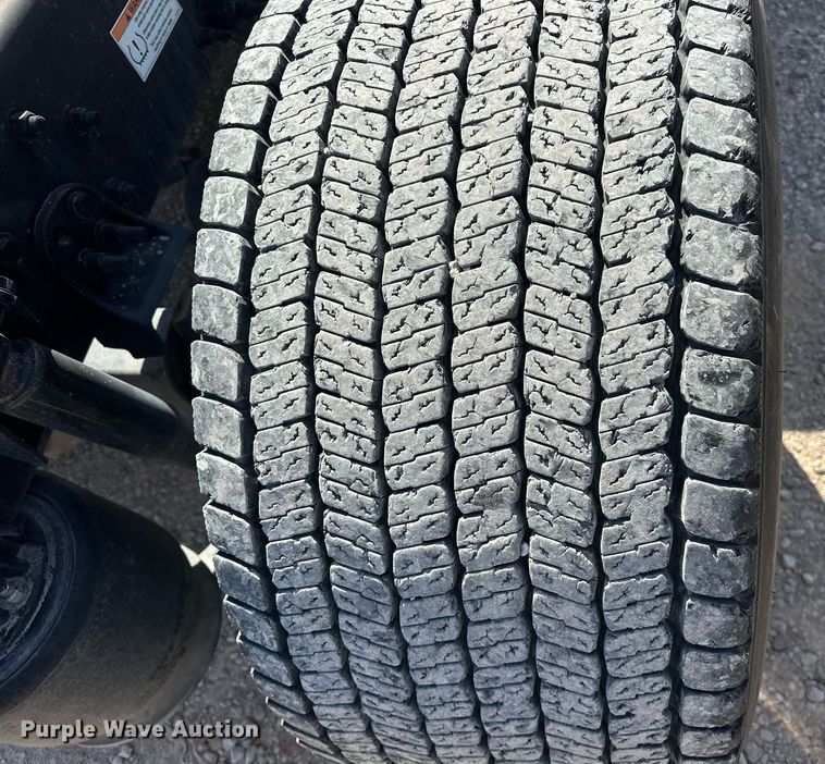 image for item EK0587 2020 Freightliner Cascadia 126 semi truck